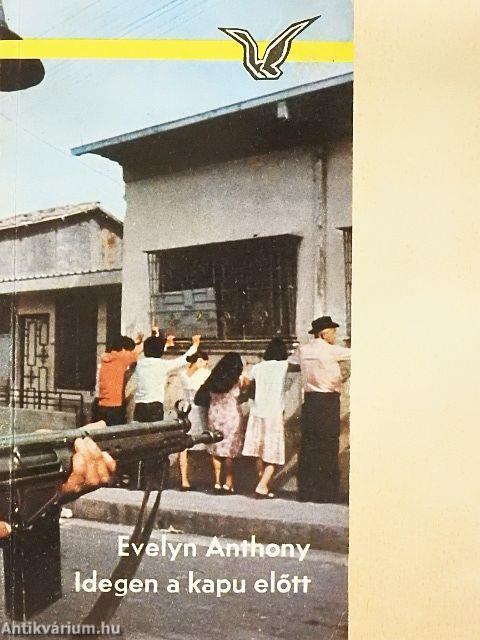 Idegen a kapu előtt