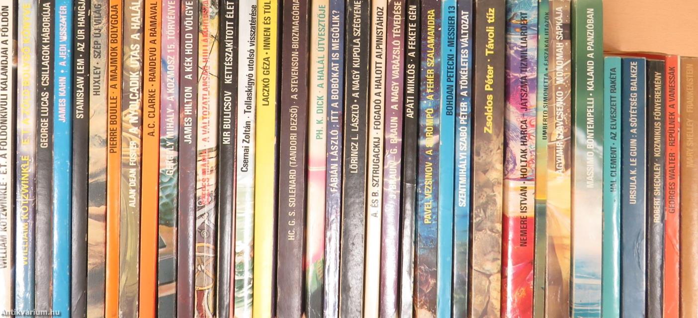 "35 kötet a Kozmosz Fantasztikus Könyvek sorozatból (nem teljes sorozat)"