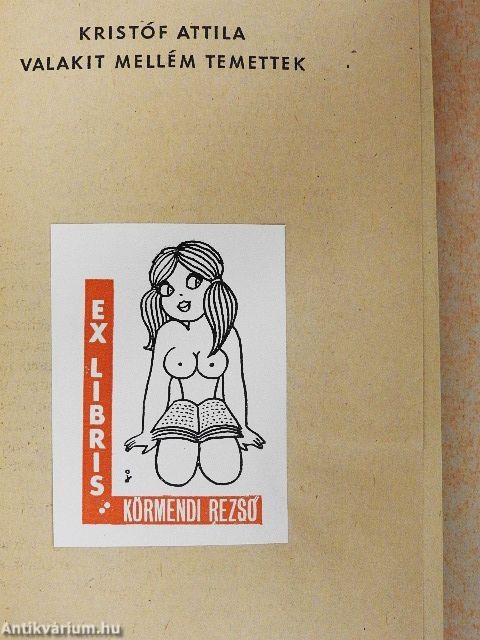 Valakit mellém temettek