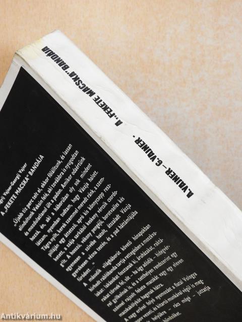 "50 kötet a Fekete Könyvek sorozatból (nem teljes sorozat)"