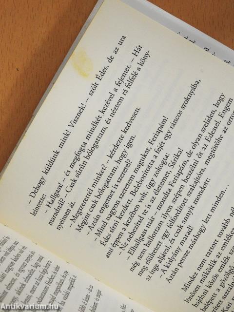 Egymásba zárva (dedikált példány)