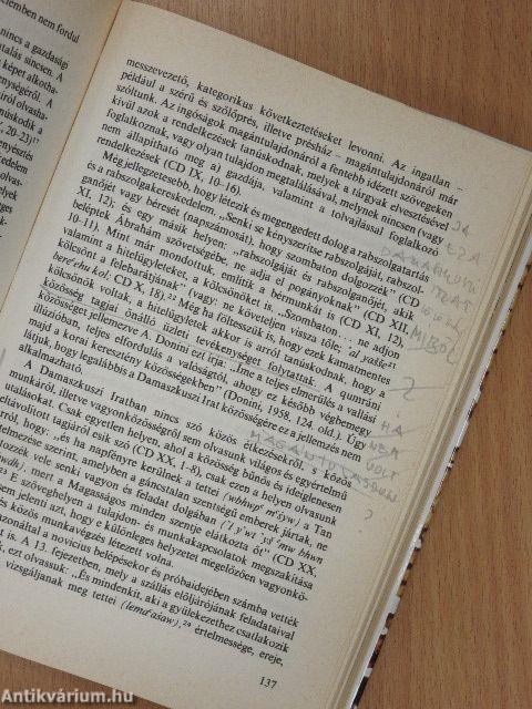 A Holt-tengeri tekercsek és a Qumráni közösség