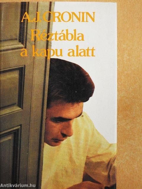 Réztábla a kapu alatt