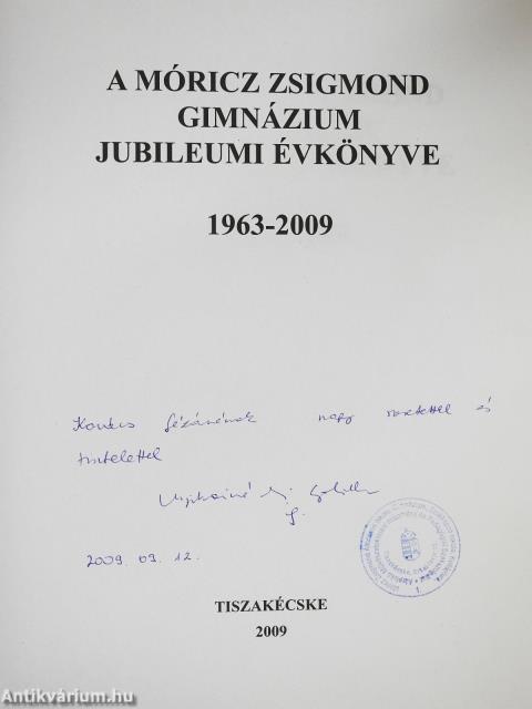 A Móricz Zsigmond Gimnázium jubileumi évkönyve (dedikált példány)