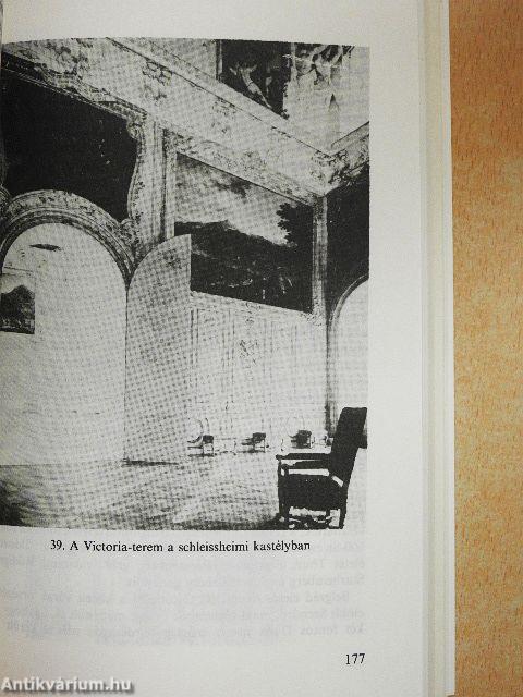 A fogyó félhold árnyékában