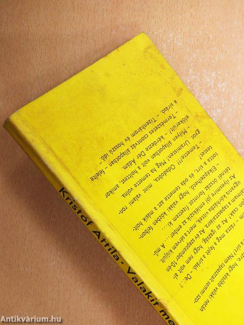 Valakit mellém temettek