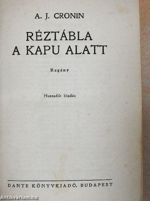Réztábla a kapu alatt