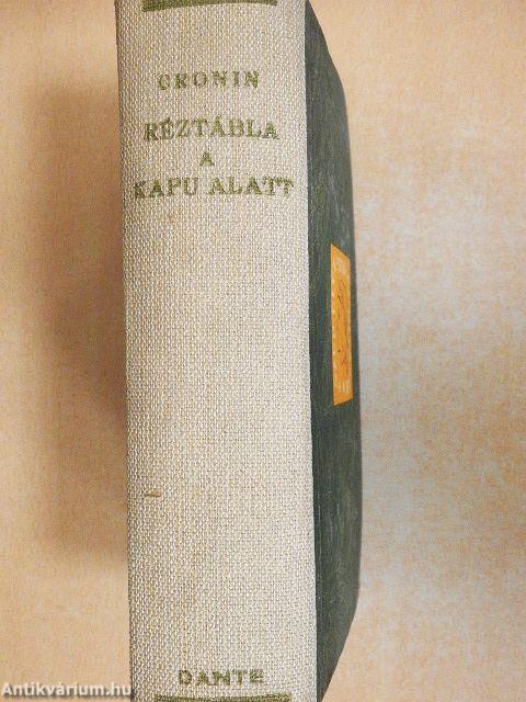 Réztábla a kapu alatt