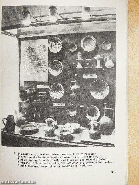 A Jakováli Haszán Pasa Dzsámi és Múzeum kiállítási vezetője