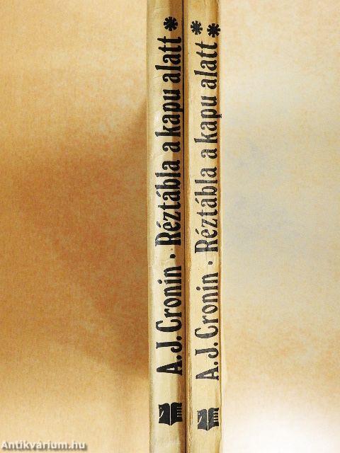 Réztábla a kapu alatt I-II.