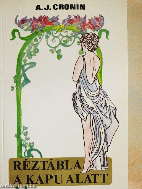 Réztábla a kapu alatt