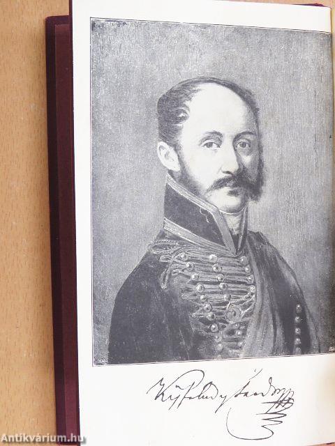 "140 kötet háború előtti szépirodalmi mű"