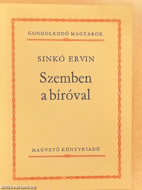 Szemben a bíróval