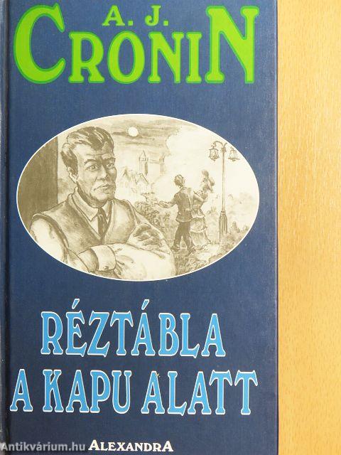 Réztábla a kapu alatt