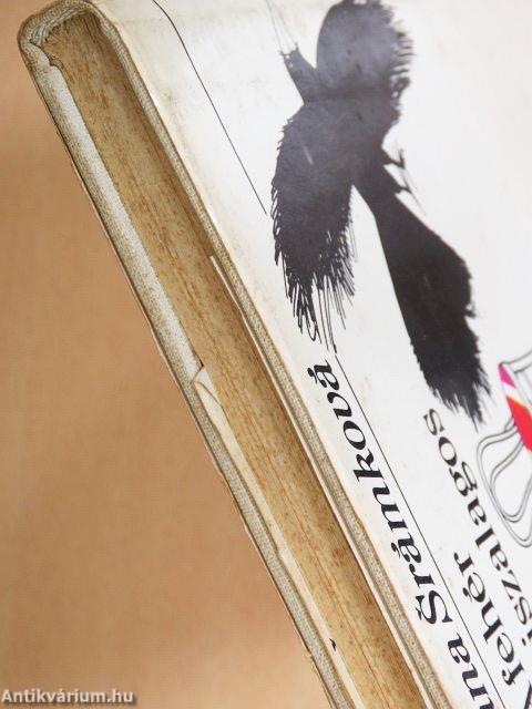 A fehér hajszalagos lány