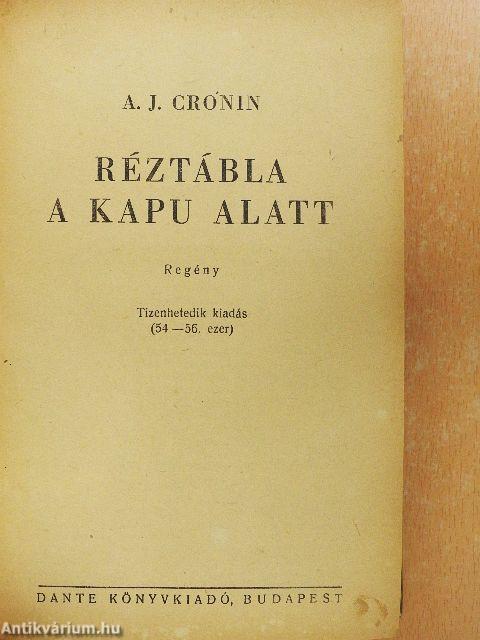 Réztábla a kapu alatt