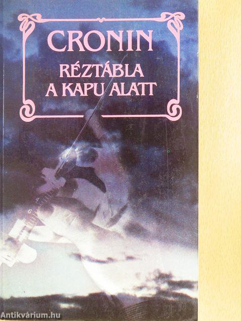 Réztábla a kapu alatt