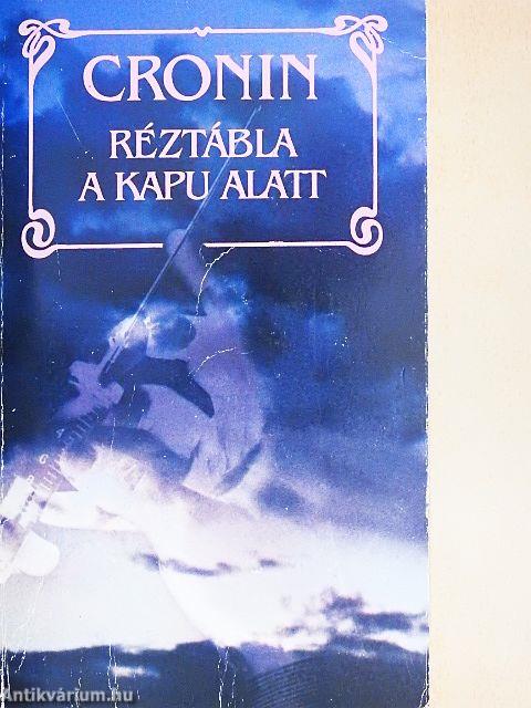 Réztábla a kapu alatt