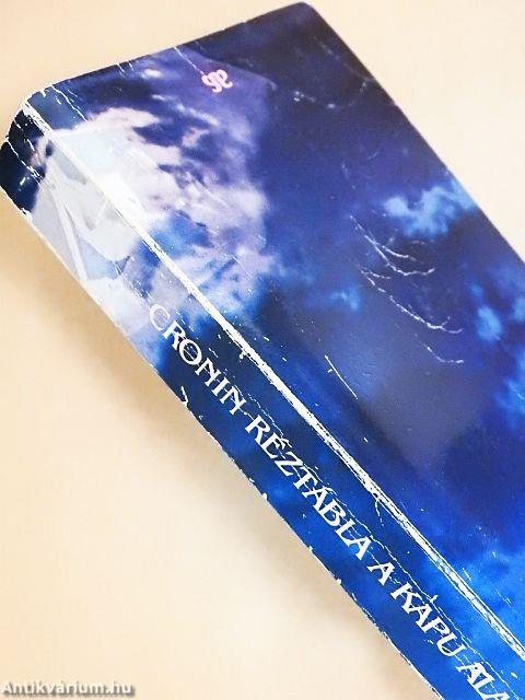 Réztábla a kapu alatt