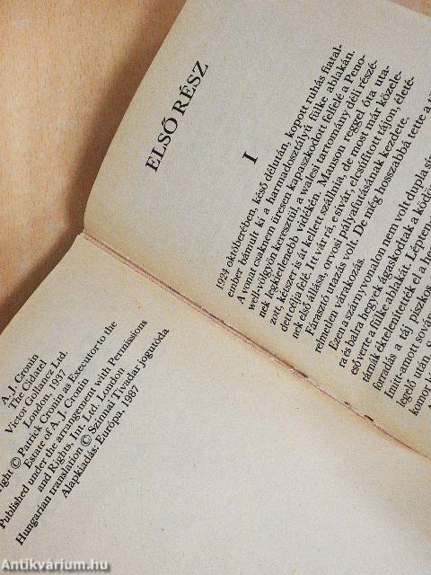 Réztábla a kapu alatt