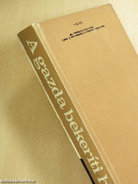 A gazda bekeríti házát