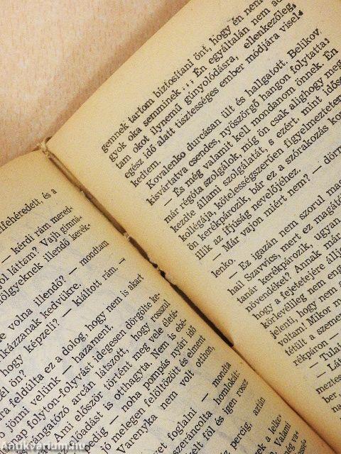 Anna a férje nyakán