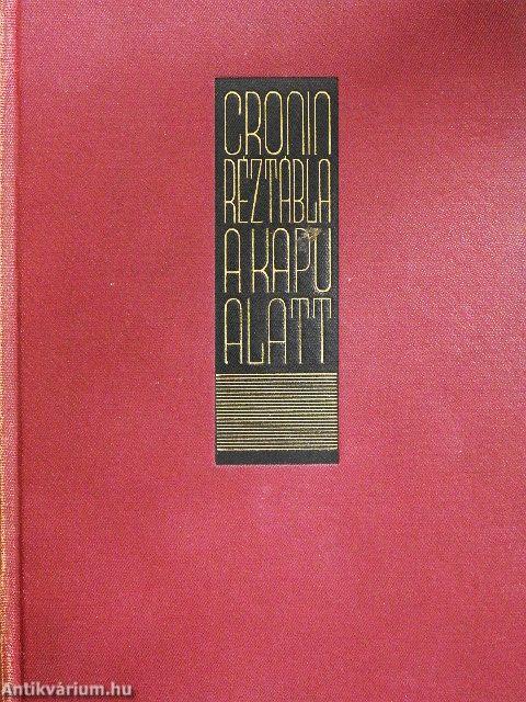 Réztábla a kapu alatt