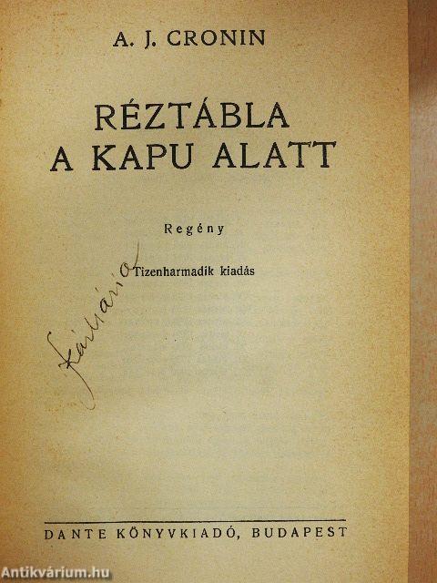 Réztábla a kapu alatt