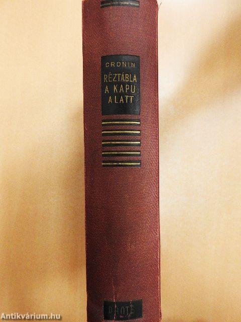 Réztábla a kapu alatt