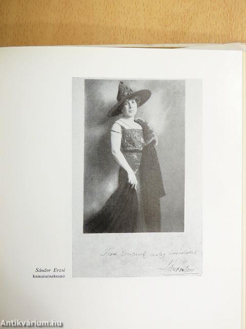 Harminc év művészek között