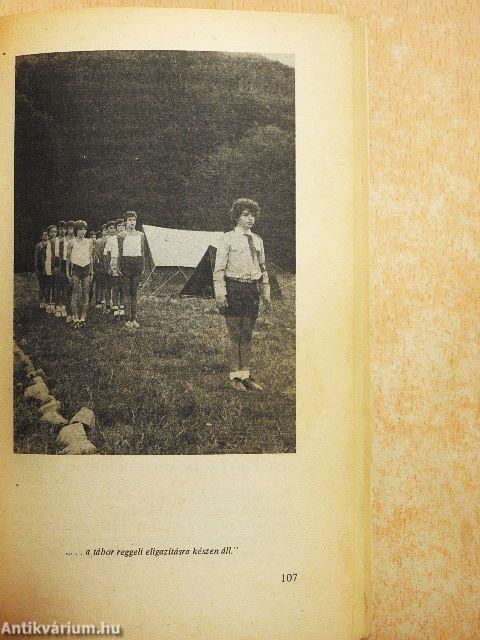 13 fő, egy kutya és egy igazgató