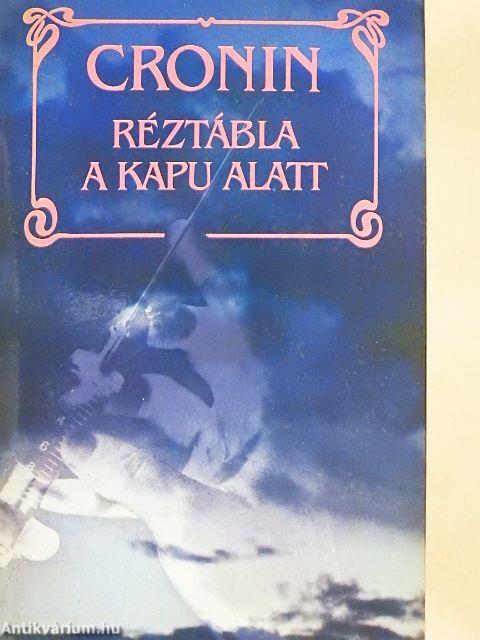 Réztábla a kapu alatt