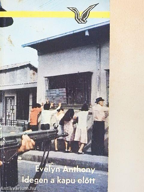 Idegen a kapu előtt