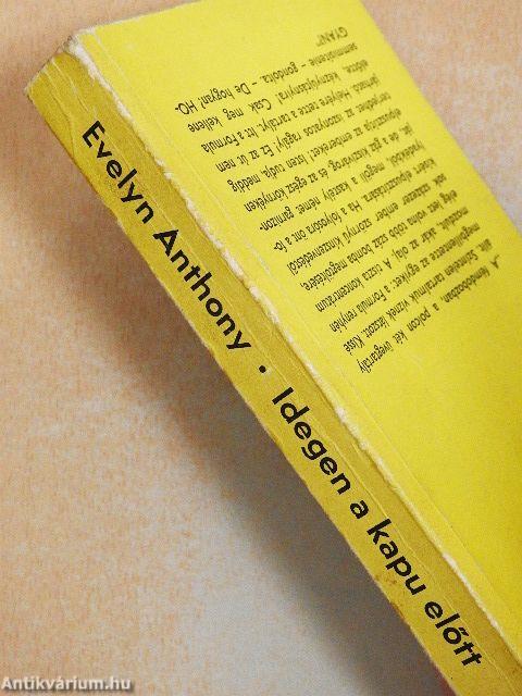 Idegen a kapu előtt