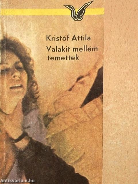 Valakit mellém temettek