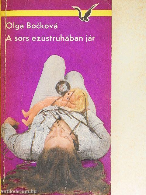 A sors ezüstruhában jár