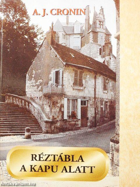 Réztábla a kapu alatt