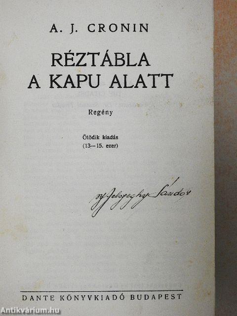 Réztábla a kapu alatt
