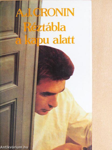 Réztábla a kapu alatt