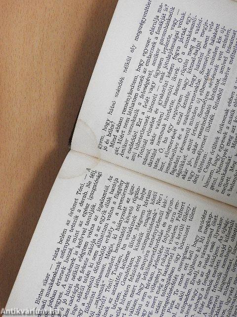 A boldog utcán túl