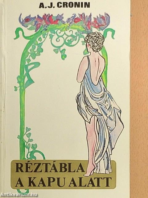 Réztábla a kapu alatt