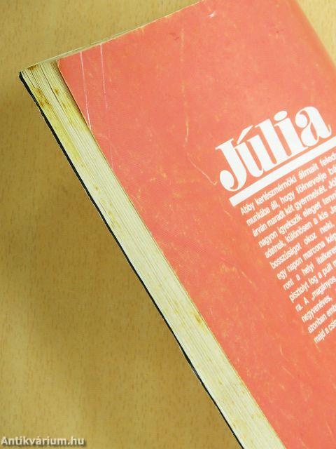 "150 kötet a Júlia szerelmes füzetek sorozatból (nem teljes sorozat)"