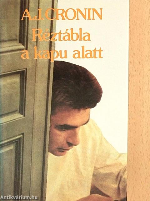 Réztábla a kapu alatt