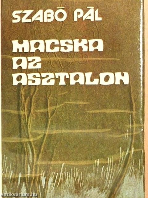 Macska az asztalon