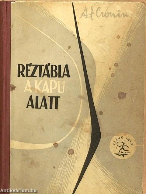 Réztábla a kapu alatt