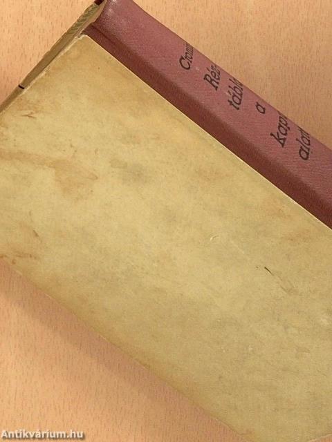 Réztábla a kapu alatt