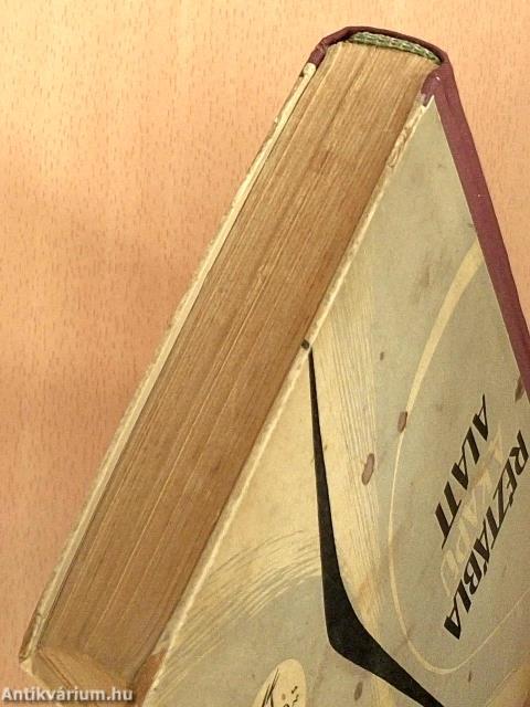 Réztábla a kapu alatt