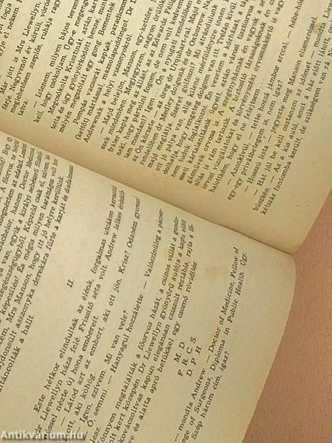 Réztábla a kapu alatt