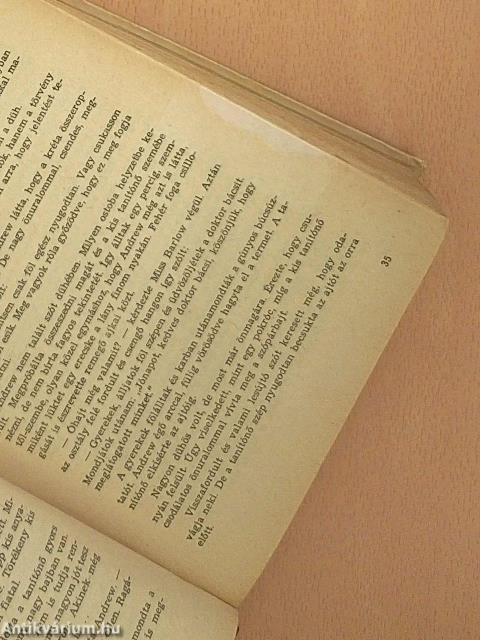 Réztábla a kapu alatt