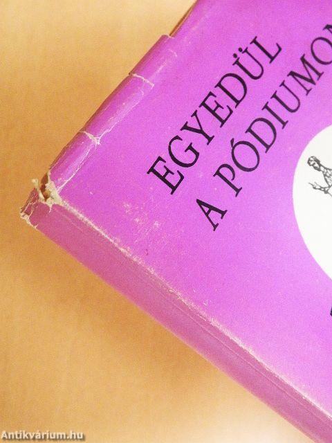 Egyedül a pódiumon